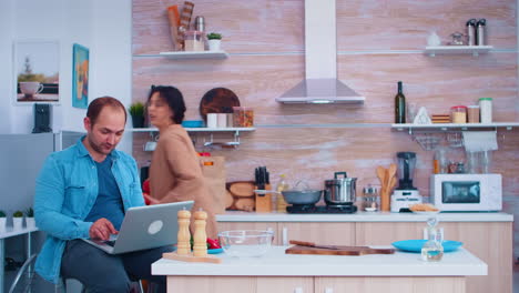 la pareja mira la receta en la computadora portátil