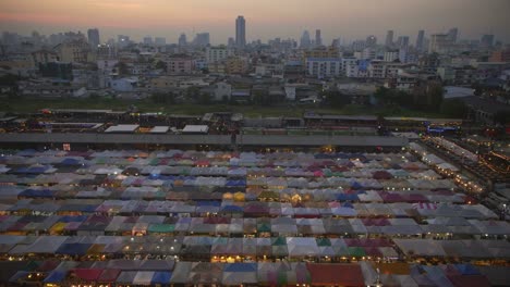 Blick-Auf-Den-Ratchada-Markt-Und-Die-Skyline-02