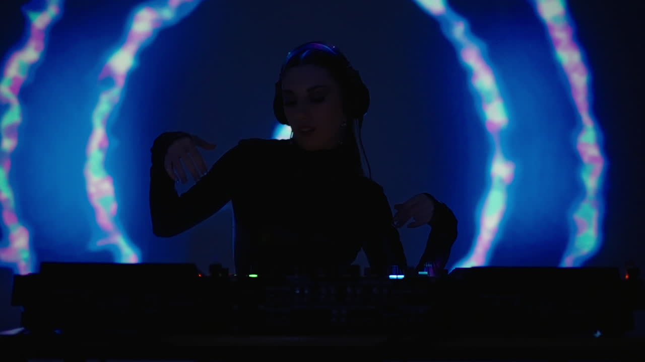 dj femenina mezclando música en un club nocturno