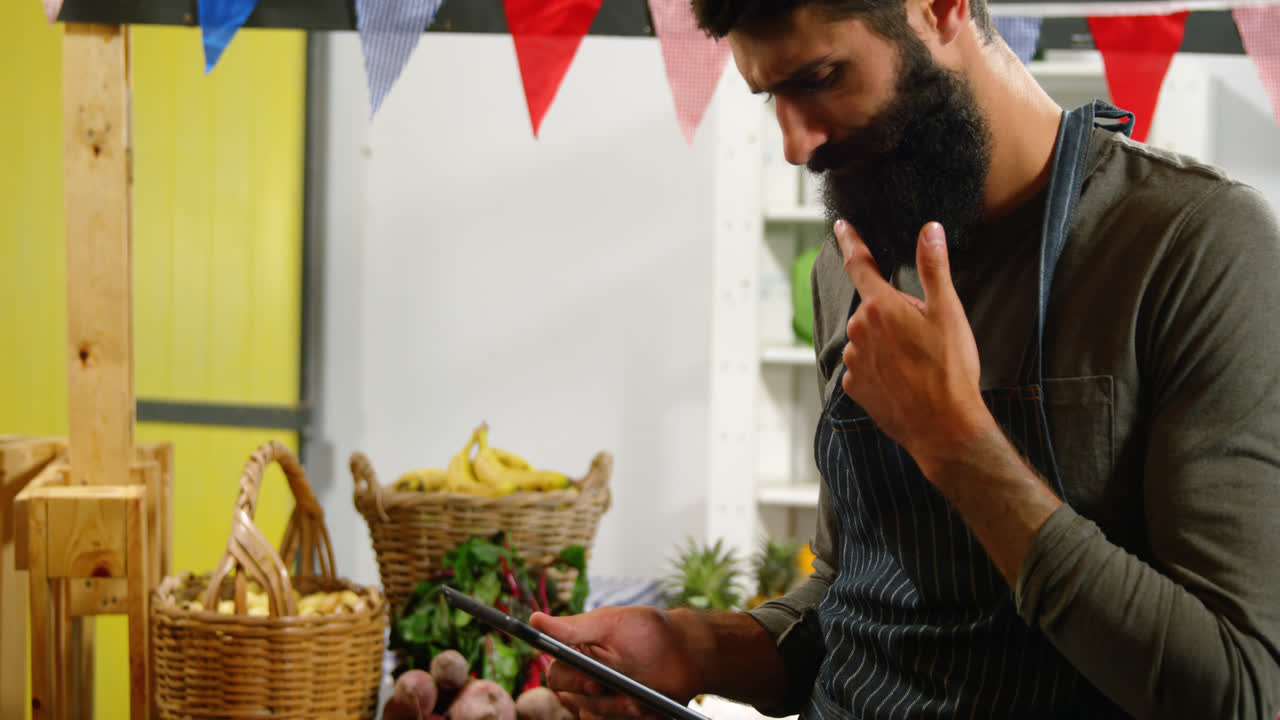 personal masculino que utiliza una tableta digital