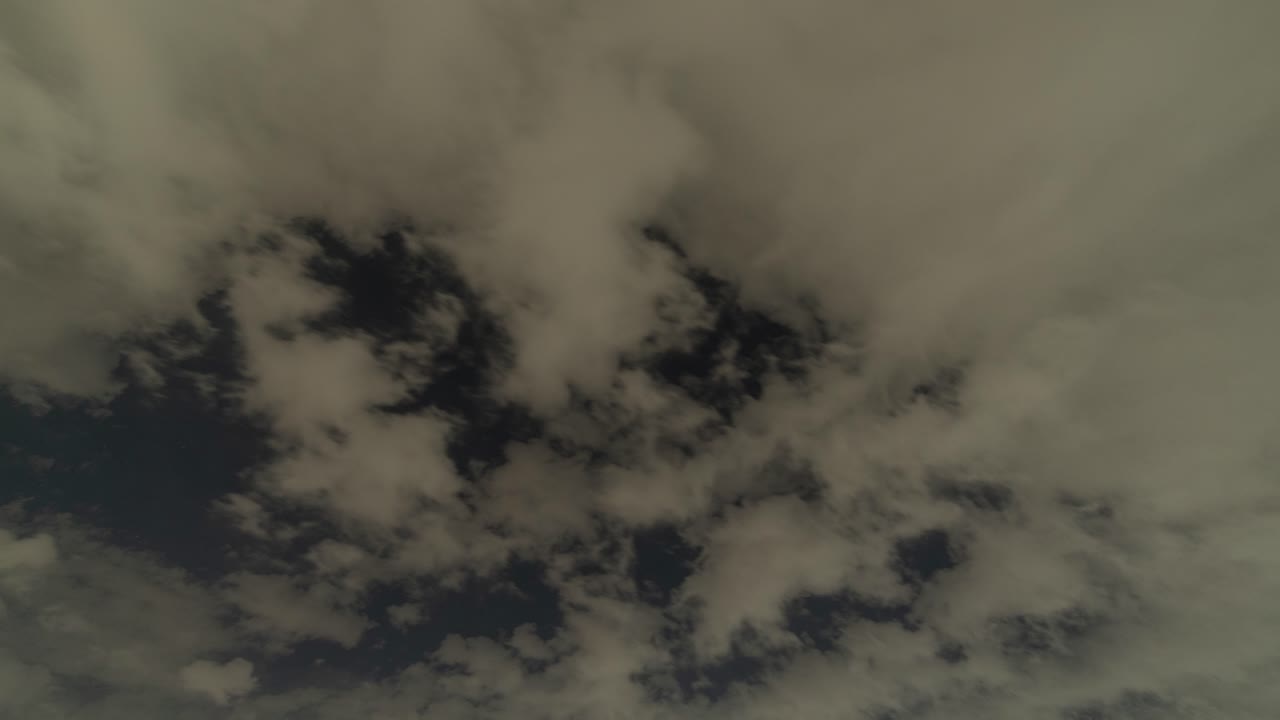 구름이 가득한 밤하늘