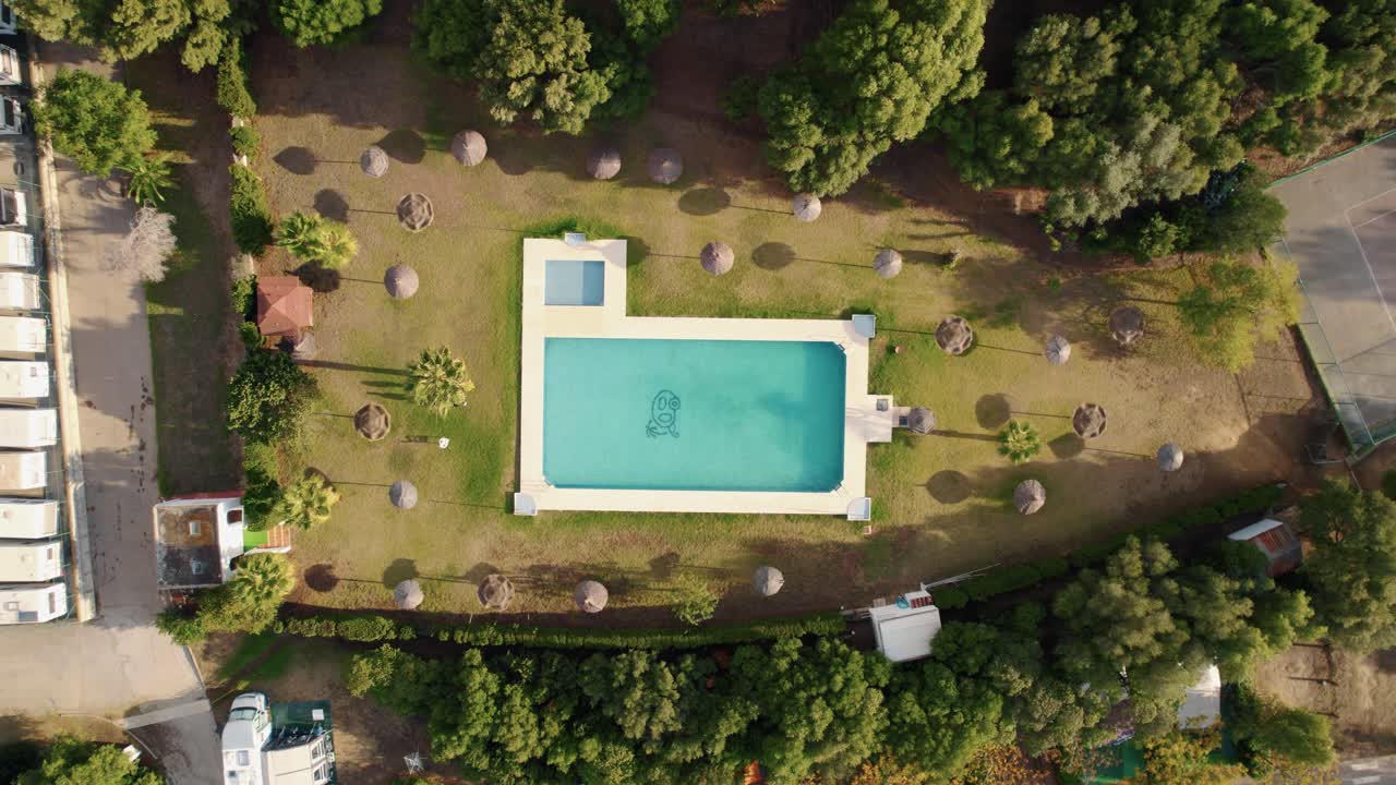 antena de arriba hacia abajo de una gran piscina en la ciudad española de tarifa, un punto caliente para el turismo