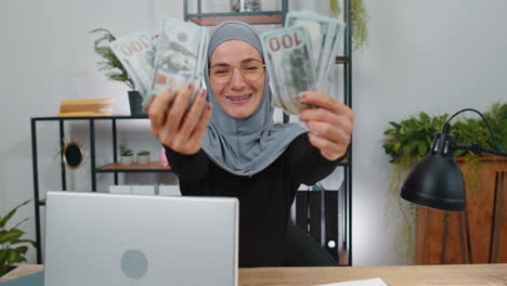 Reiche-Muslimische-Geschäftsfrau-Winkt-Mit-Dollar-Bargeld,-Erfolgreicher-Karriere-Lotterie-Gewinner,-Einkommensreichtum