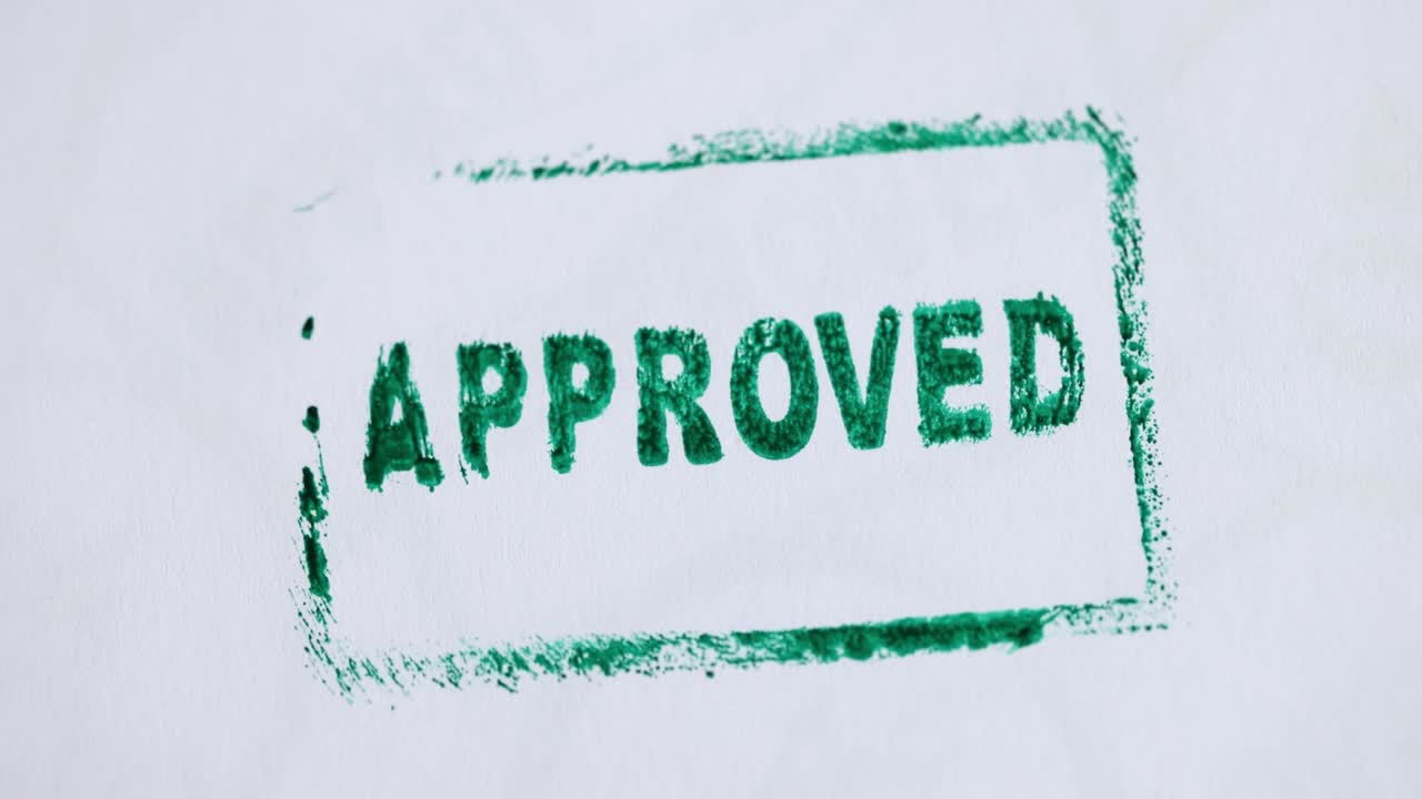 estampado a mano con tinta verde aprobado en papel primer plano película en 4k