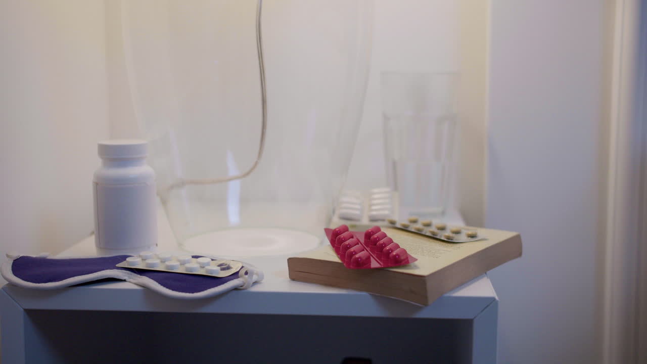 남자가 술을 마시고 약을 먹고