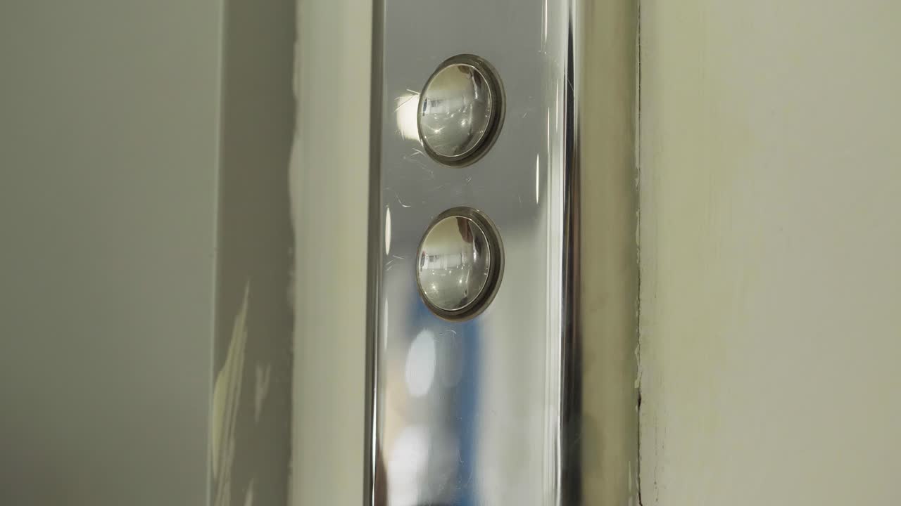 persona presionando el botón del ascensor