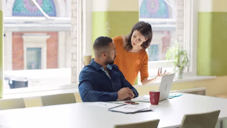 colegas de negocios discutiendo el proyecto en la oficina