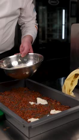 el chef está preparando lasagna.