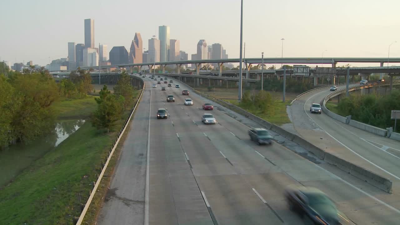 자동차는 휴스턴 텍사스 근처의 고속도로를 따라 이동합니다.