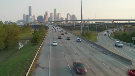 Los-Coches-Se-Mueven-A-Lo-Largo-De-Una-Autopista-Cerca-De-Houston,-Texas.