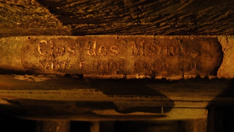 letrero de una bodega de vino rústica en burdeos, francia