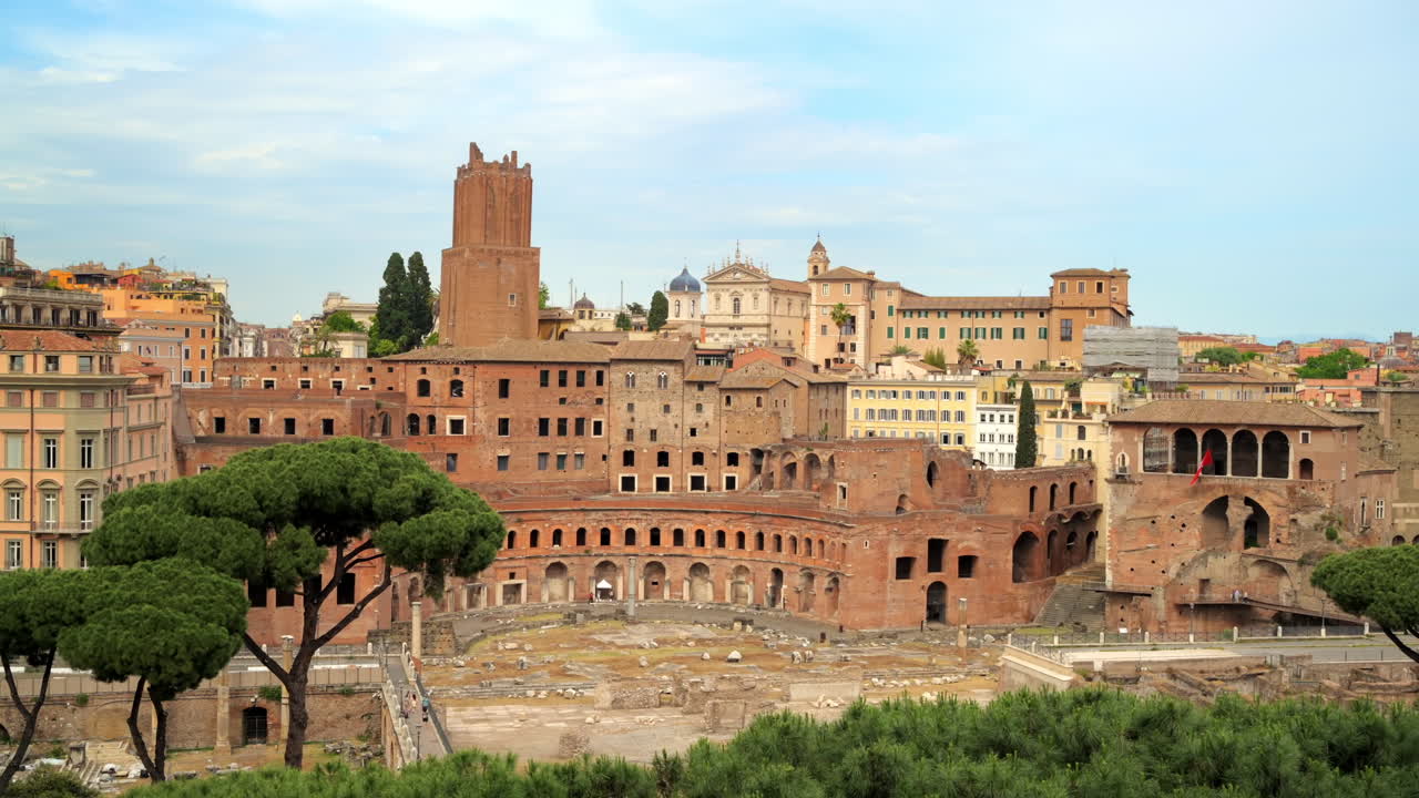 Vista in timelapse del Foro Romano a Roma, Italia. Scavi antichi con vecchi edifici sullo sfondo, persone che camminano