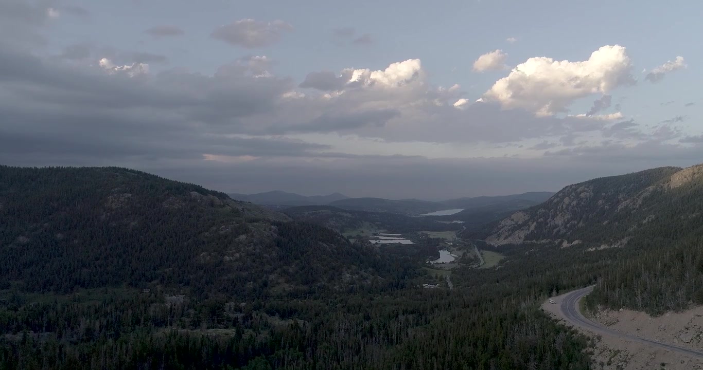 Letecký záběr na Nederland, Colorado. Krajina okresu Boulder, Colorado. Krajina lesů Skalistých hor.