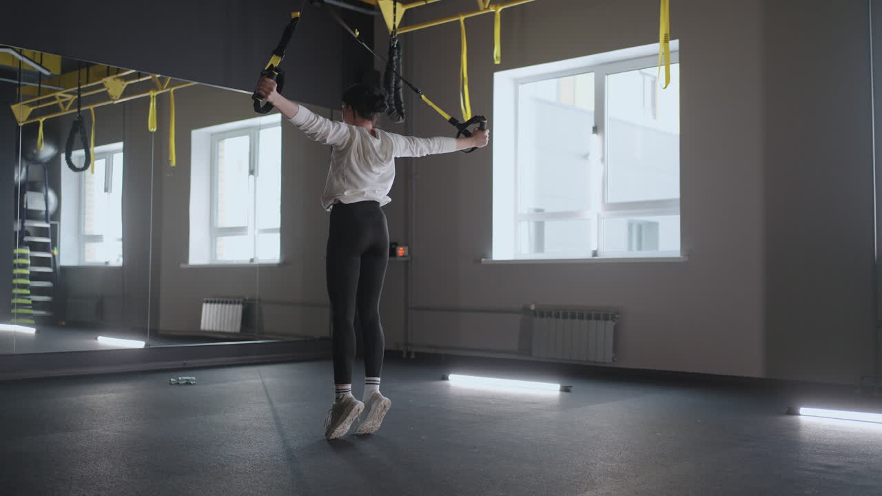 mujer de fitness ejercicio de entrenamiento con equipo trx en el gimnasio de fitness estilo de vida saludable construcción de cuerpo fuerte y en forma. mujer atractiva haciendo entrenamiento de core abs crossfit con correas de fitness en el gimnasio