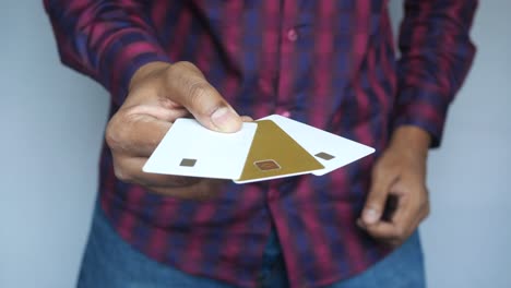 persona que presenta tarjetas de crédito