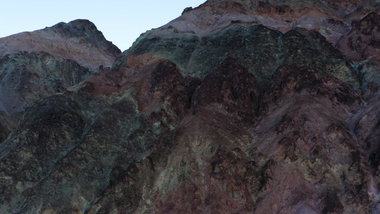 el disparo aéreo de un dron se aleja de las hermosas paredes del cañón