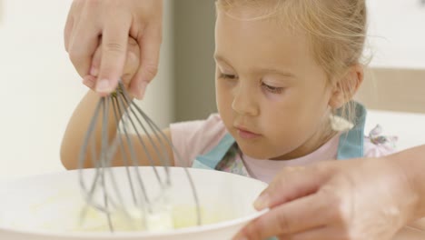 Fasziniertes-Kleines-Mädchen-Lernt-Backen