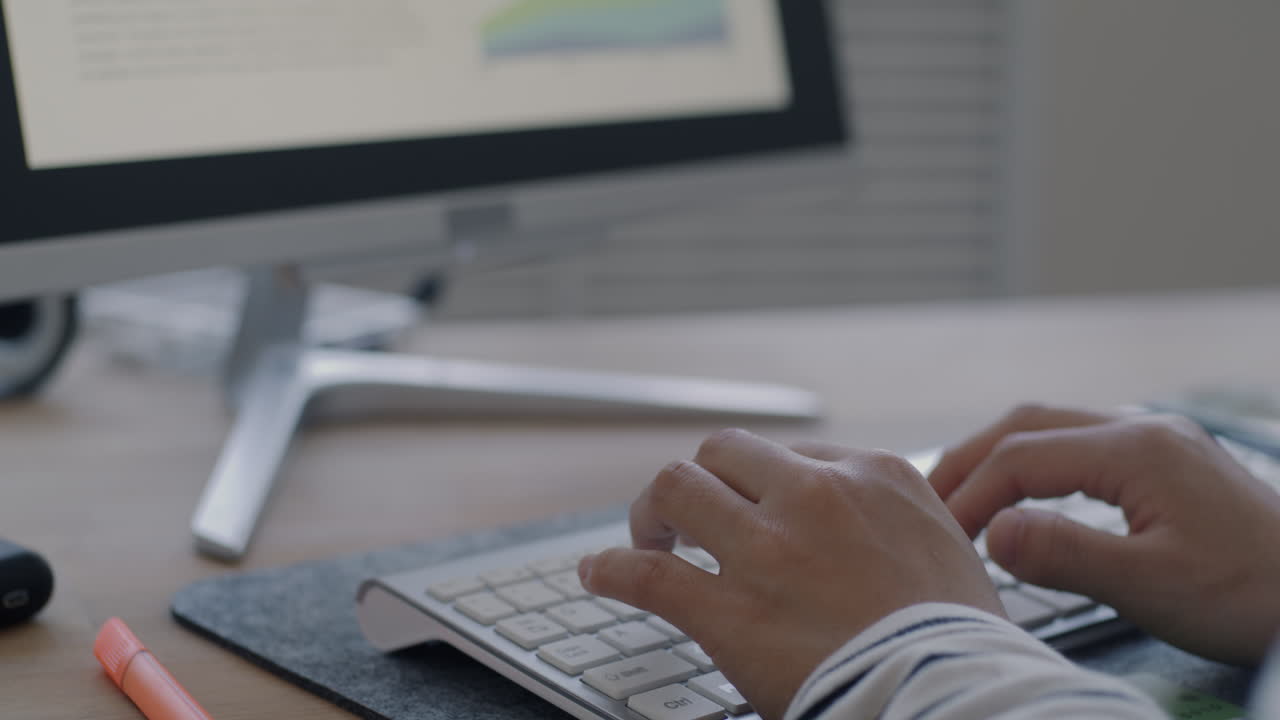 persona escribiendo en un teclado en un escritorio
