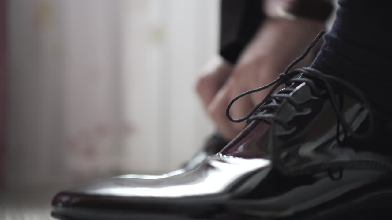 신발을 묶는 남자