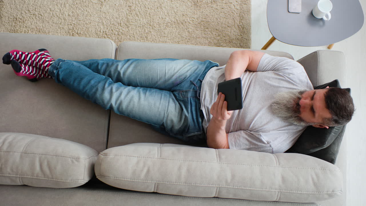 집에 있는 백인 남자