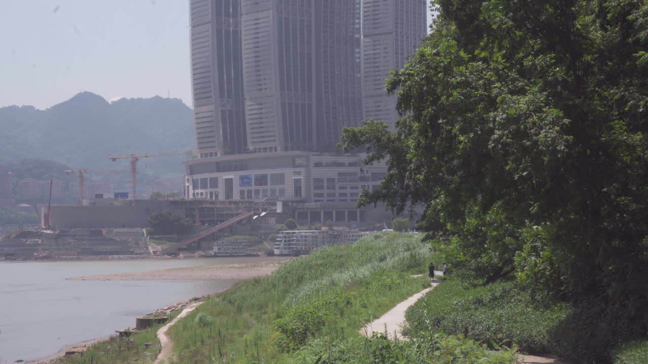 la vieja pareja caminando en la brisa