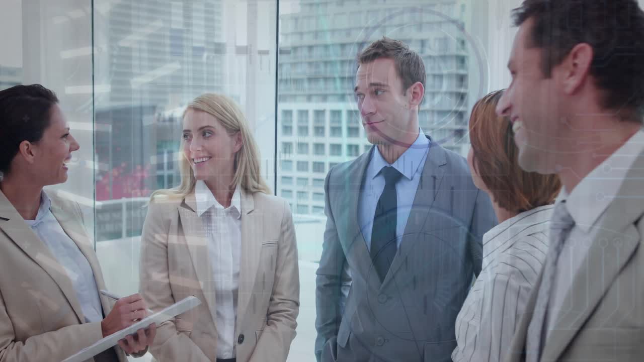 animación del procesamiento de datos sobre diversas personas de negocios