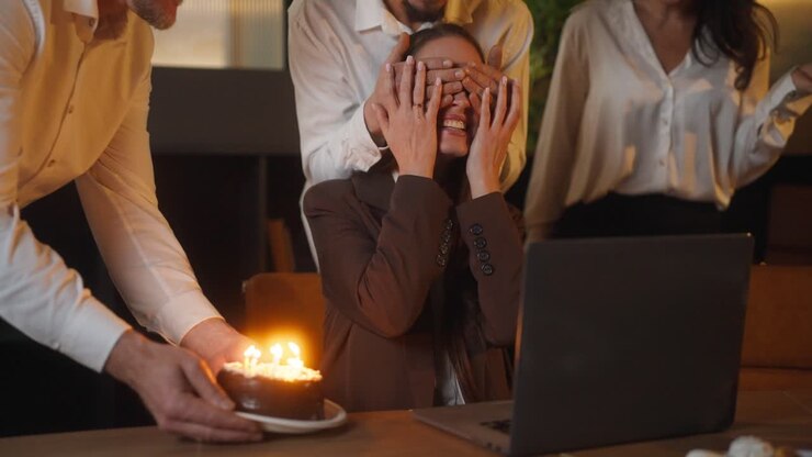 Sorpresa di compleanno per un collega in ufficio