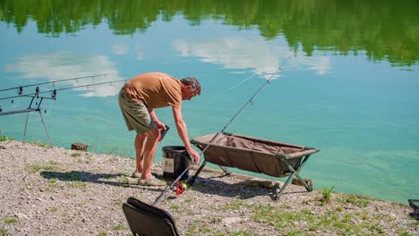 Mann-Bereitet-Seine-Fanggeräte-Vor