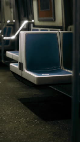 asientos vacíos en un vagón del metro