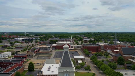 Toma-Aérea-Del-Palacio-De-Justicia-En-El-Centro-De-Clarksville,-Tennessee