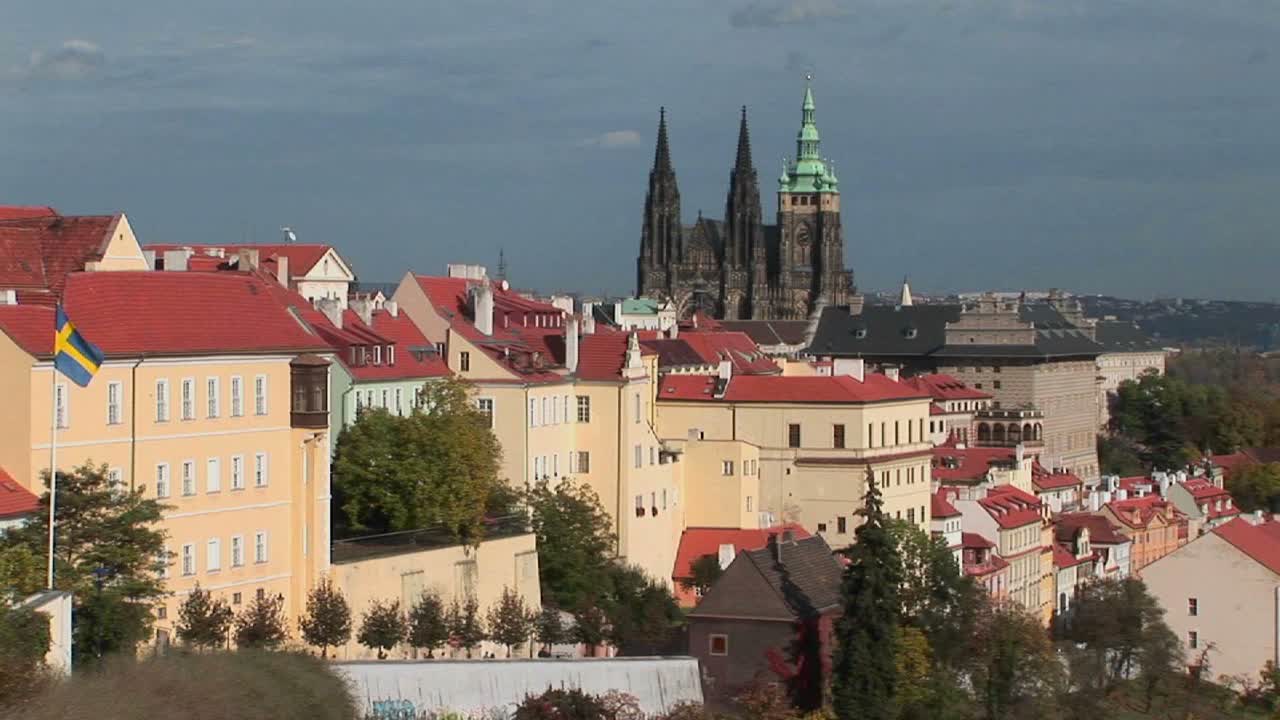 Una veduta di Praga, Repubblica Ceca, include cattedrali in lontananza