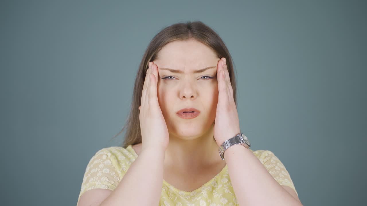 두통을  ⁇ 는 젊은 여성.