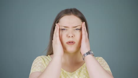 mujer joven con dolor de cabeza.