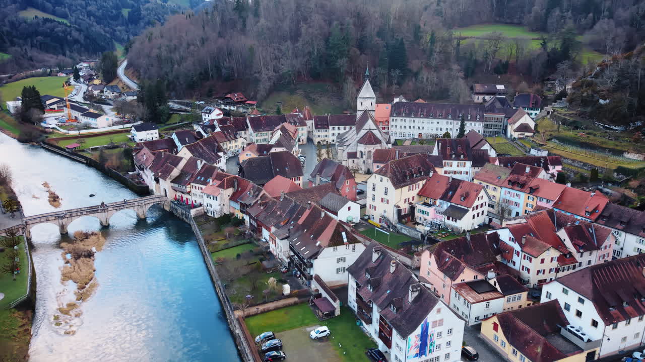 ภาพมุมสูง: ทิวทัศน์เมือง Saint-Ursanne ในช่วงกลางวันใน Clos du Doubs, เขตปกครอง Jura, สวิตเซอร์แลนด์, ภาพดึงออกจากโดรน