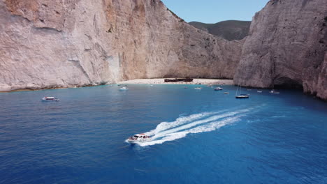 Vista-Aérea-Sobre-El-Agua-De-La-Playa-De-Zakynthos-Zante,-Con-El-Viejo-Naufragio