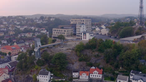 Ascensor-De-Vidrio-Floyheia-Con-Oficina-Gubernamental-En-El-Centro-De-Arendal-En-Noruega