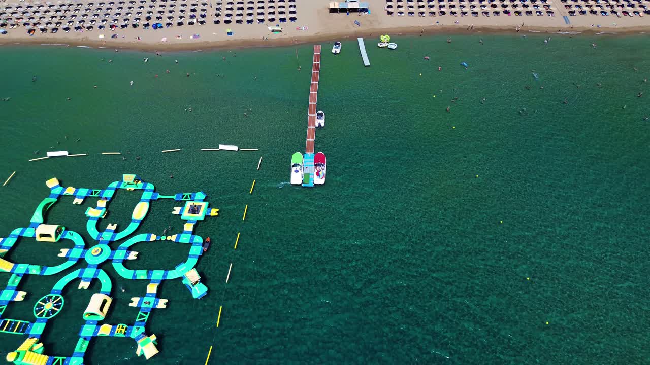 그리스의 로데스 섬 팔리라키의  ⁇ 비카 해변은 여름 휴가 중 지중해와 함께 드론으로 위에서 촬영되었습니다.