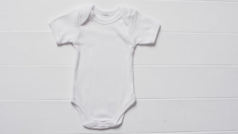 video de un bebé blanco creciendo con espacio de copia en un fondo blanco