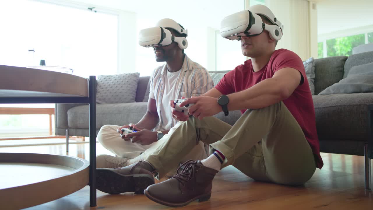 Amici afroamericani e ispanici indossano visori VR e usano controller per competere a casa