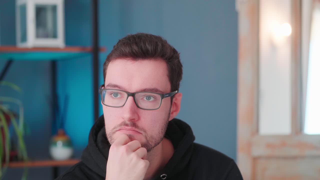 joven pensando, con la mano en la barbilla, pose de pensamiento