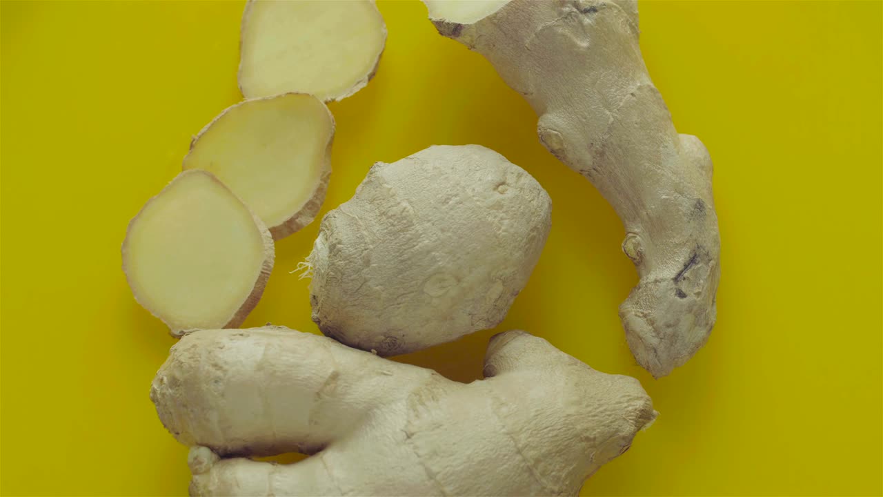 raíz de jengibre girando sobre un fondo amarillo