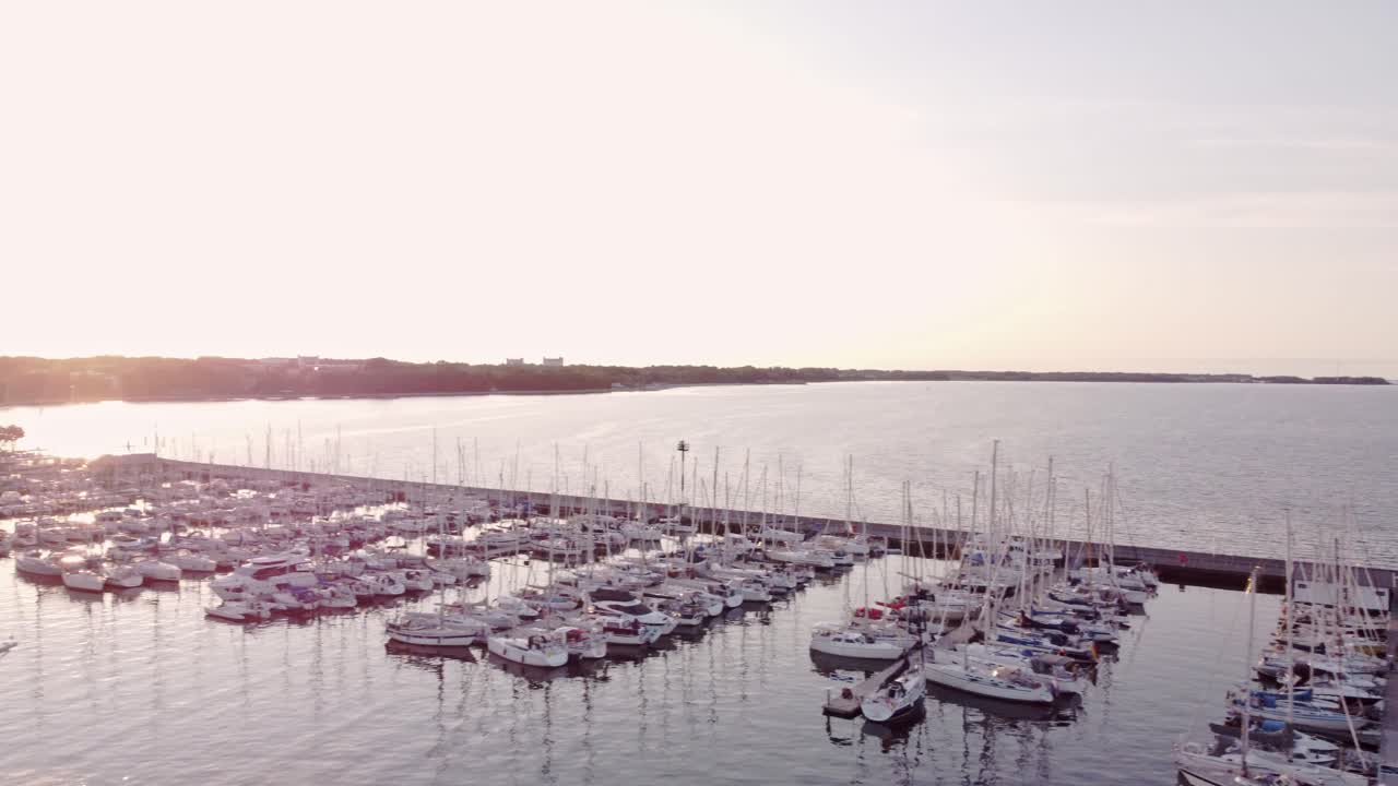 barcos de vela, vista superior en el puerto deportivo, atracados en el muelle durante la puesta de sol 07