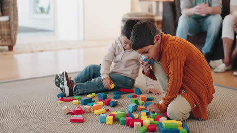 niños, juguetes y jugar juntos en una familia