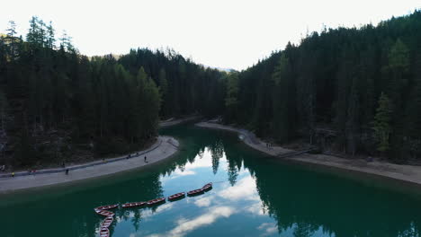 在意大利南提羅爾的意大利多洛米特山脈的美丽的lago di braies