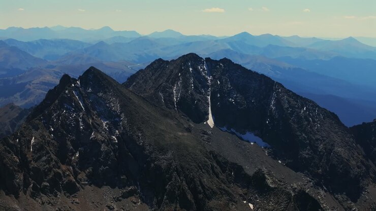 Tre Apostoli, Collegiate Peaks, aspra vetta Huron Peak (14er), Montagne Rocciose, Colorado. Drone aereo, escursione, arrampicata, estate, autunno, ghiacciaio, neve, La Plata, Buena Vista, cielo azzurro e soleggiato, movimento circolare a destra.