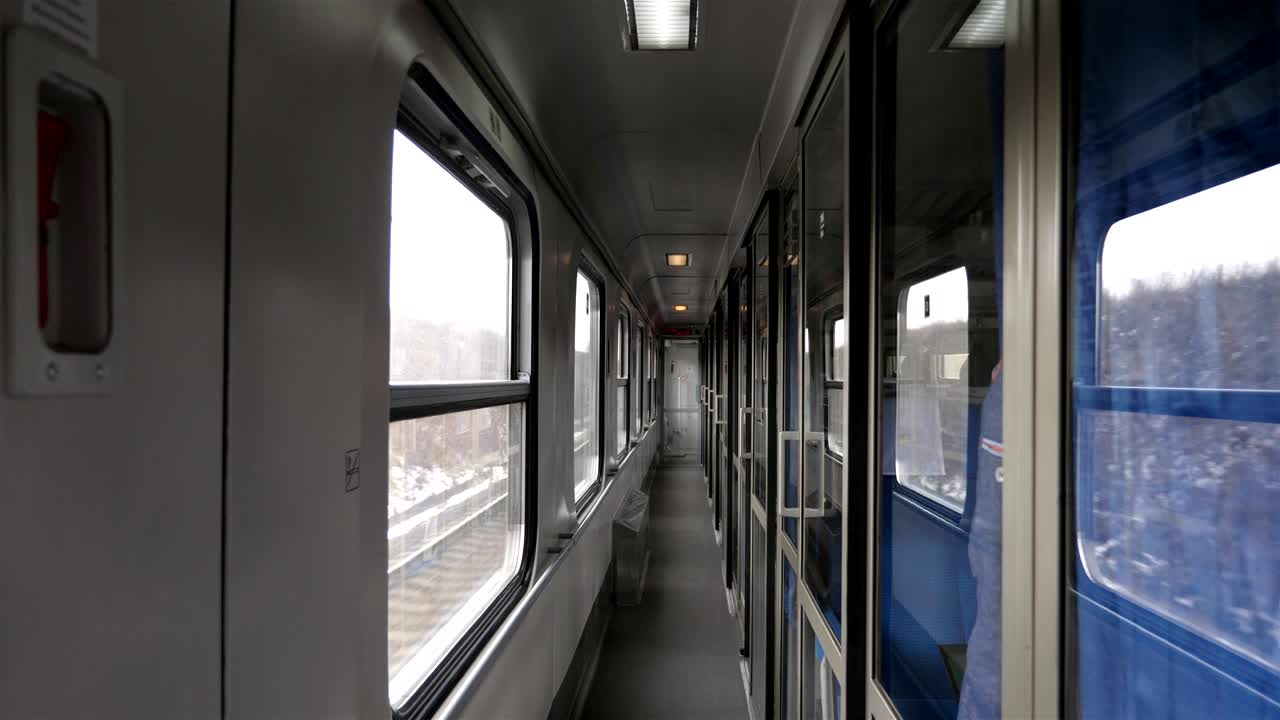 4k 느린 동작 60fps로 여행하는 동안 열차 객실의 빈 복도