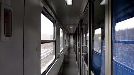 corredor vacío en la cabina del tren mientras viaja en 4k cámara lenta 60fps
