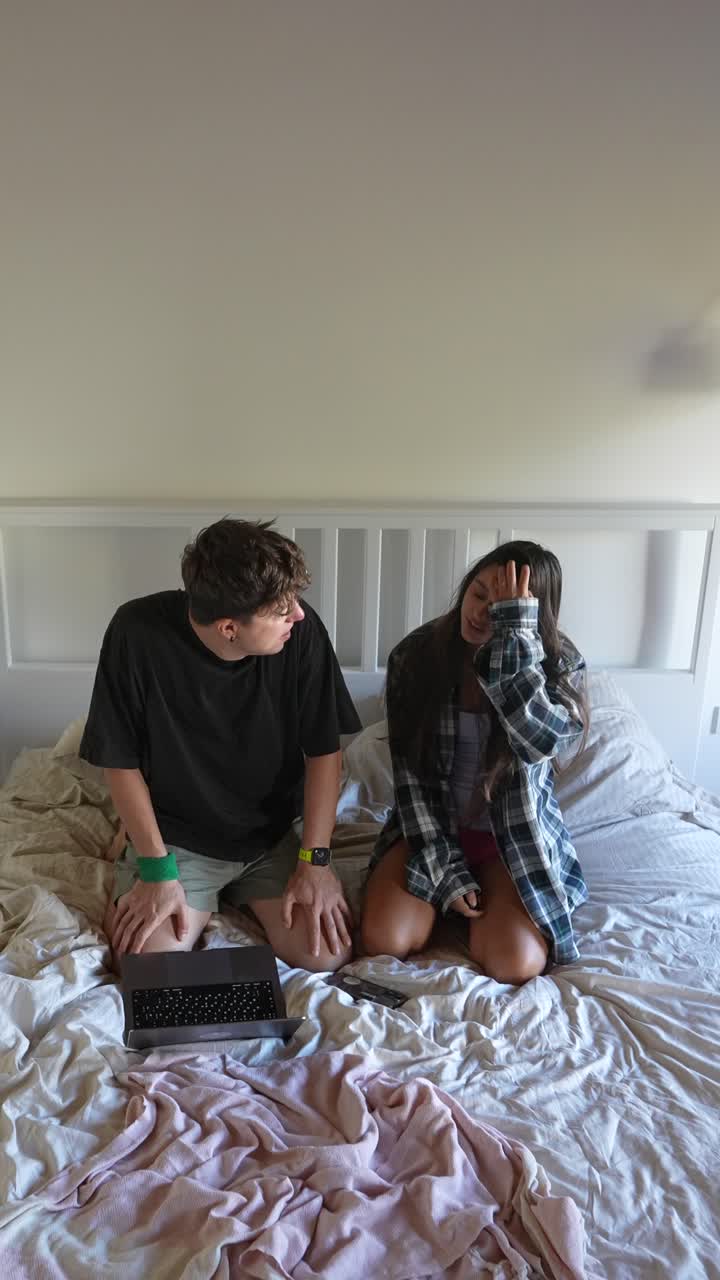 молодая пара отдыхает в спальне.