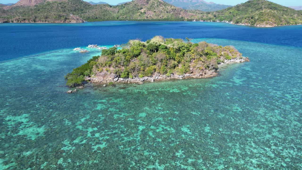 코론의 은 파란 물 속에서 열대 사이크 섬, 드론 아크