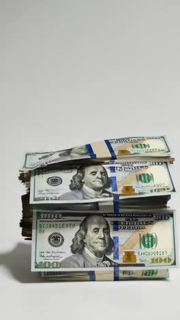 una pila de billetes de cien dólares